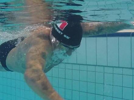 Nageur en crawl, vu sous l'eau, bonnet noir