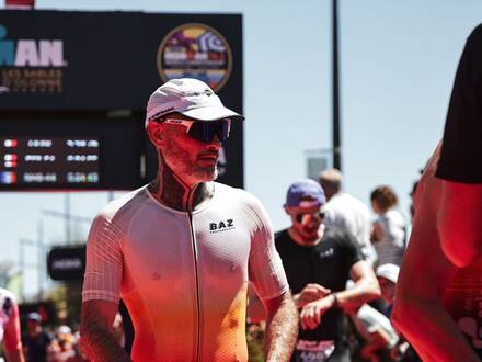 Triathlète dans l'aire d'arrivée d'un Ironman aux Sables-d'Olonne
