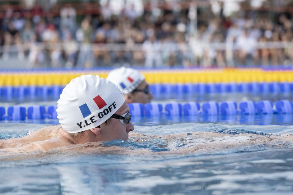 Amazigh Yebba en crawl pendant une course, bonnet de l'équipe de France