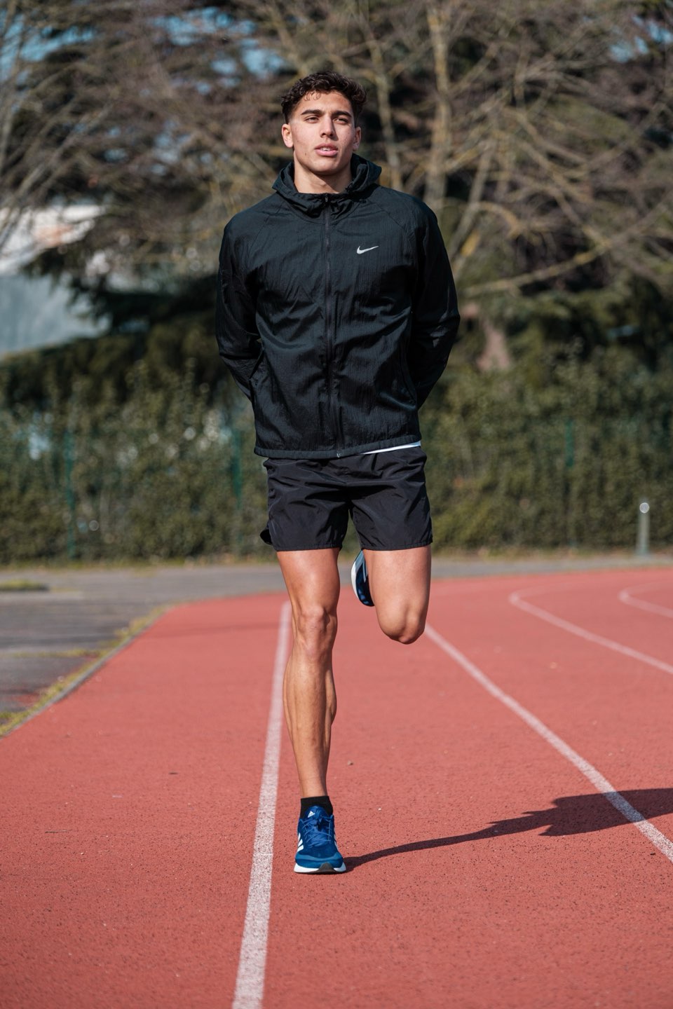 Course à pied sur une piste d'athlétisme
